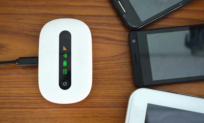 How to insert a SIM card in wifi router